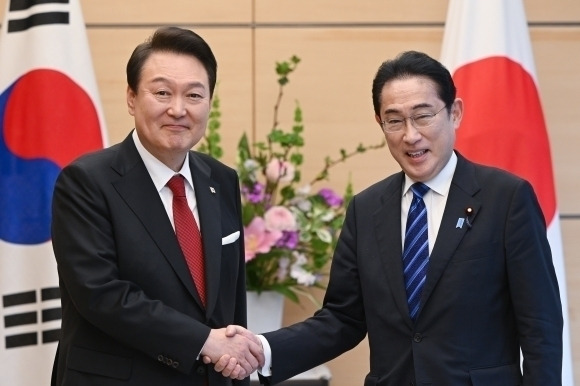 1박2일 일정으로 일본을 방문한 윤석열 대통령이 16일 오후 일본 도쿄 총리 관저에서 기시다 후미오 일본 총리와 한일 정상 소인수회담에 앞서 기념 촬영을 하며 악수하고 있다. 2023.3.16 연합뉴스