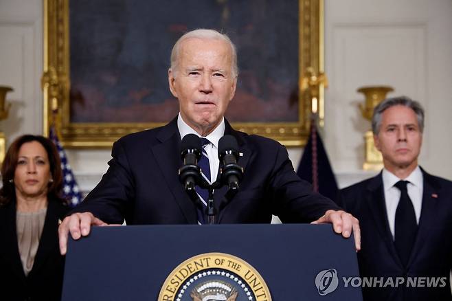 이스라엘 군사 지원 방안 언급하는 바이든 (워싱턴DC 로이터=연합뉴스) 조 바이든 미국 대통령(가운데)이 10일(현지시간) 워싱턴DC 백악관 스테이트 다이닝룸에서 카멀라 해리스 부통령(왼쪽)과 토니 블링컨 미국 국무장관을 대동한 채 연설하고 있다. 이날 바이든 대통령은 이스라엘에 아이언돔(이스라엘의 대공 방어 체계) 보충을 위한 요격 무기 등을 추가로 지원할 준비가 돼 있다고 밝혔다. 2023.10.11 besthope@yna.co.kr