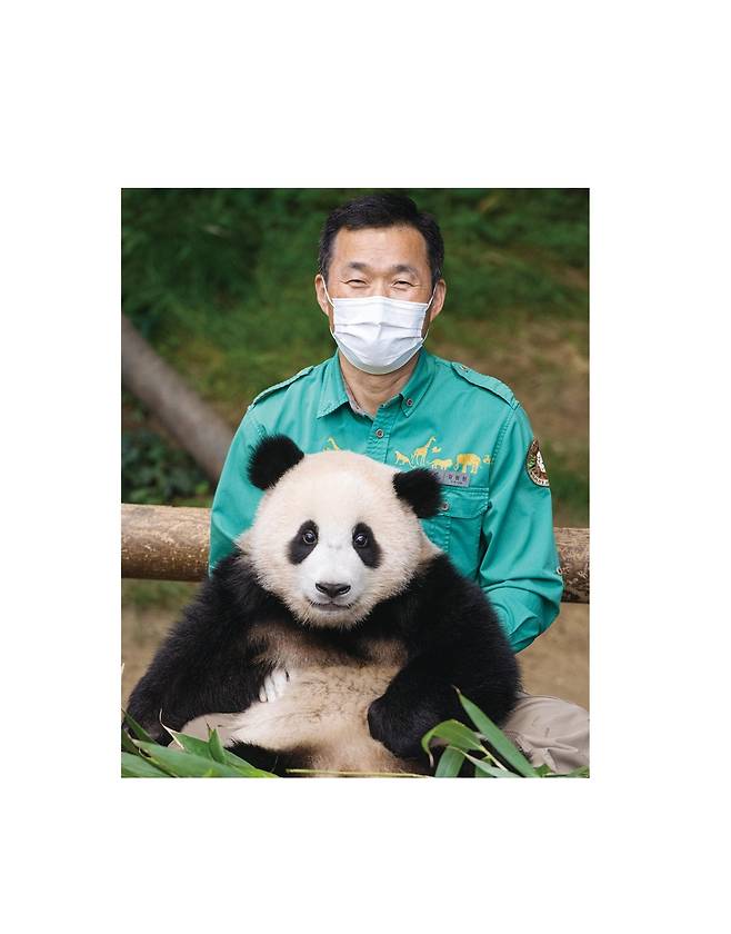푸바오와 '푸바오 할아버지'로 불리는 에버랜드 동물원 강철원 사육사 [ⓒ <푸바오, 매일매일 행복해>, 시공주니어. 재판매 및 DB 금지]