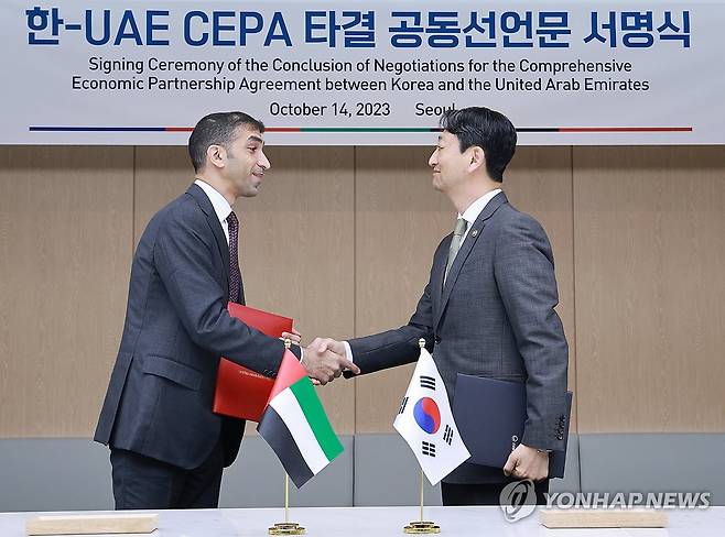 한-UAE 포괄적경제동반자협정 타결 (서울=연합뉴스) 홍해인 기자 = 안덕근 산업통상자원부 통상교섭본부장이 14일 오후 서울 중구 대한상공회의소에서 타니 빈 아흐메드 알 제유디 아랍에미리트(UAE) 경제부 대외무역 특임장관과 한-UAE 포괄적경제동반자협정(CEPA) 타결 공동선언문 서명식에서 서명 뒤 악수하고 있다. 2023.10.14 hihong@yna.co.kr