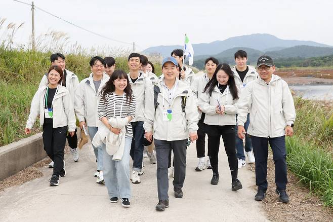 김윤 삼양홀딩스 회장(가운데)이 지난 13일 창립 99주년을 맞아 창업주 생가가 있는 전라북도 고창에서 임직원들과 해리염전 둘레길 트레킹을 하고 있다.(사진=삼양그룹)