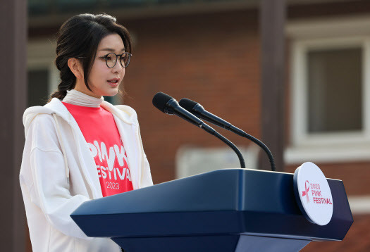 윤석열 대통령 부인 김건희 여사가 15일 서울 용산공원 장교숙소 5단지에서 한국유방건강재단, 대한암협회, 한국유방암학회 주최로 열린 ‘2023 핑크 페스티벌’에서 축사하고 있다. (사진=연합뉴스)