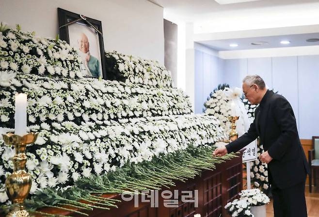 유인촌 문화체육관광부 장관이 15일 서울 종로구 서울대학교병원 장례식장에 마련된 고 박서보 화백 빈소에 조문하고 있다(사진=뉴시스).