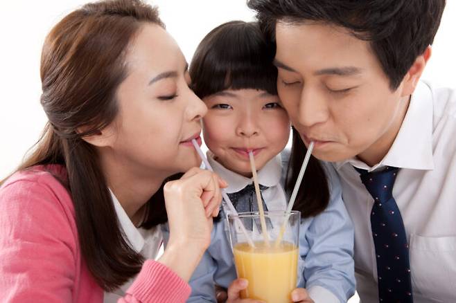 빨대로 음료를 마시길 너무 좋아하는 사람이 주변에 꽤 많다. 입 주변에 주름이 생길 수 있으니 주의해야 한다. 관악기 연주, 흡연, 스포츠 물통 쓰는 것도 마찬가지다.  주름은 나이를 비켜가지 않는다. [사진=게티이미지뱅크]