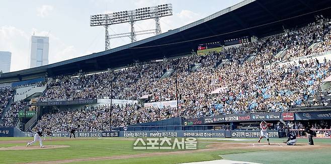 15일 잠실구장에서 열린 LG 트윈스와 두산 베어스의 경기가 매진을 이룬 가운데 선수들이 플레이를 하고 있다. LG트윈스는 시즌 7번째 홈경기 매진을 기록하며 2023 시즌 홈 관중수 120만명을 돌파하는 한편 KBO리그는 2018년 이후 5시즌 만에 800만 관중을 넘어서게 되었다.  2023. 10. 15. 잠실 | 박진업기자 upandup@sportsseoul.com