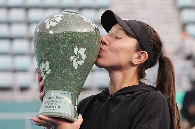 제시카 페굴라가 15일 서울 올림픽공원 테니스장에서 열린 2023 여자프로테니스(WTA) 투어 하나은행 코리아오픈 단식 우승 뒤 트로피에 입을 맞추고 있다. 연합뉴스