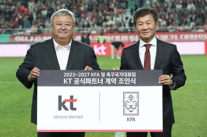 행사에 참석한 이현석 KT 커스터머부문장과 정몽규 대한축구협회 회장이 기념 촬영을 하고 있는 모습 [사진제공=KT]