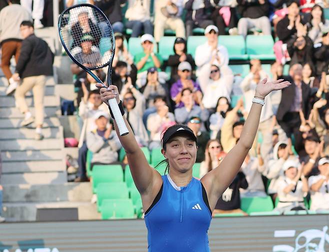 15일 서울 송파구 올림픽공원 테니스코트에서 열린 2023 여자 프로테니스(WTA) 투어 하나은행 코리아오픈 단식 우승을 확정한 미국 제시카 페굴라가 기뻐하고 있다. /연합뉴스