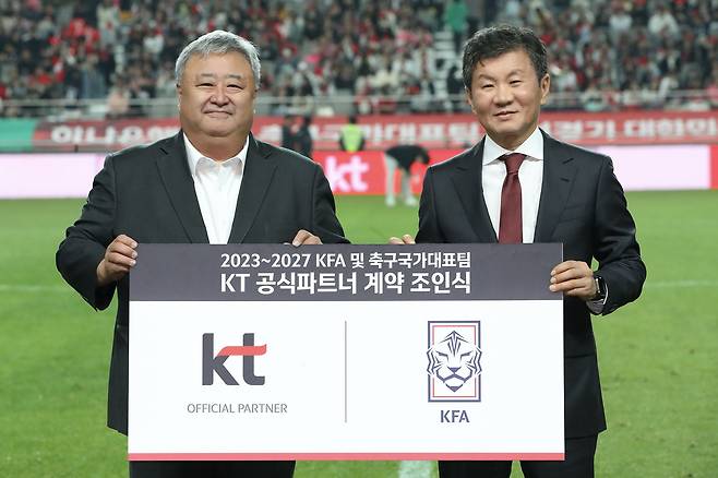 지난 13일 (왼쪽부터) 행사에 참석한 이현석 KT 커스터머 부문장과 정몽규 대한축구협회 회장이 기념 촬영을 하고 있는 모습./KT 제