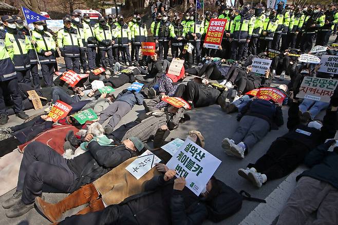 지난 3월 3일 오후 제3회 국립공원의 날 기념식이 열린 광주 무등산국립공원에서 환경단체 관계자들이 설악산 오색 케이블카 설치를 허가한 환경부를 규탄하며 행사장 출입구 앞 도로에 누워있다. 연합뉴스