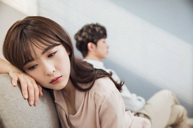 연애 중 권태기와 변심을 구별하려면 내가 처한 상황을 고려하면 되는데 상황이 힘들어서 상대방이 귀찮아진 거라면 권태기일 가능성이 크다./사진=클립아트코리아