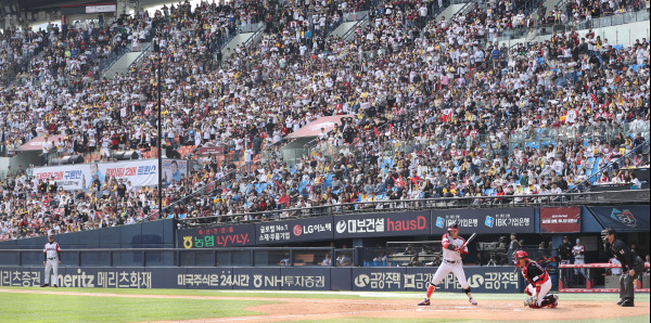 <yonhap photo-2654=""> 잠실야구장을 가득 채운 팬들. 사진=연합뉴스</yonhap>