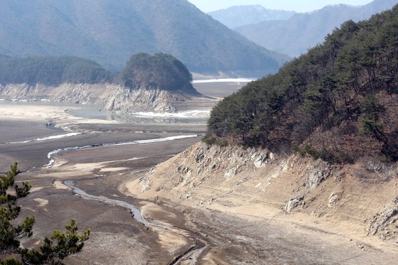 2015년 봄 가뭄으로 소양강댐 상류의 바닥이 훤히 드러나 있다. [중앙포토]