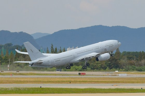 13일 경남 김해 공군 제5공중기동비행단에서 KC-330(시그너스) 군 수송기가 이스라엘 교민 수송 긴급 임무 작전을 위해 힘차게 이륙하고 있다. 사진 국방부