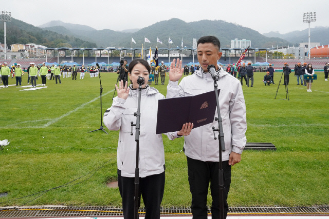 ▲ 양구군민의 대화합 축제인 ‘제38회 양록제’가 지난 12~14일 양구종합운동장 등에서 성황리에 열렸다. 지난 14일 종합운동장에서 양록제 입장식 및 개회식이 진행됐다.