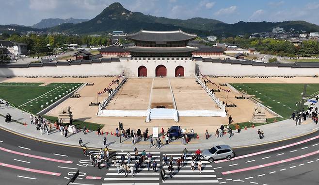 15일 광화문 월대 및 현판 복원 기념식을 앞둔 서울 광화문 월대 앞을 시민들이 지나가고 있다. 연합뉴스