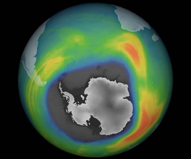 지난달 16일 유럽우주국(ESA) 인공위성이 촬영한 남극 상공의 오존층에 구멍이 뚫려 있다. 오존층 두께는 빨간색, 노란색, 녹색, 파란색 순으로 얇아진다. 남극 상공은 오존층이 매우 희박해 검은색으로 처리돼 있다. ESA 제공