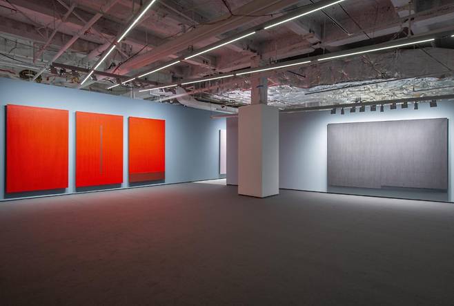 An installation view shows the "Origin, Emergence, Return" exhibition at Rink Level Gallery at Rockefeller Center in New York City, held June 8 to July 23. (Park Seo-bo, Johyun Gallery)