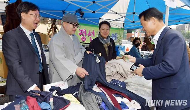 "구청장님, 바자회 물품 많이 사 주세요"서울 성북동 덕수교회(담임 김만준 목사),길상사(주지 덕일 스님), 성북동성당(주임 김형목 신부)이 14일 성북동주민센터 맞은편 차 없는 거리에서&nbsp; ‘사랑나눔 연합 바자회’를 공동으로 개최했다. 사진 좌로부터 김만준 목사, 덕일 스님, 김형목 신부, 이승로 성북구청장