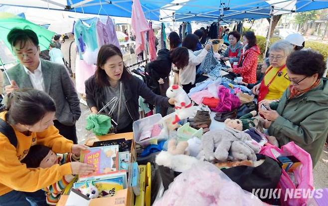 ‘사랑나눔 연합바자회’는 지역에서 오랫동안 이웃돕기 바자회를 해온 덕수교회 손인웅 원로 목사가 2008년 길상사와 성북동성당에 연합 바자회를 제안해 성사됐다. 덕수교회 이산하 목사는 “종교는 다르지만 상생과 화합을 통해 지역의 어려운 청소년에게 희망을 주자는 손 원로 목사의 제안을 듣고 당시 길상사 주지 덕조 스님과 성북동성당 주임 여인영 신부님이 흔쾌히 뜻을 함께 해 시작하게 되었다”고 말했다.