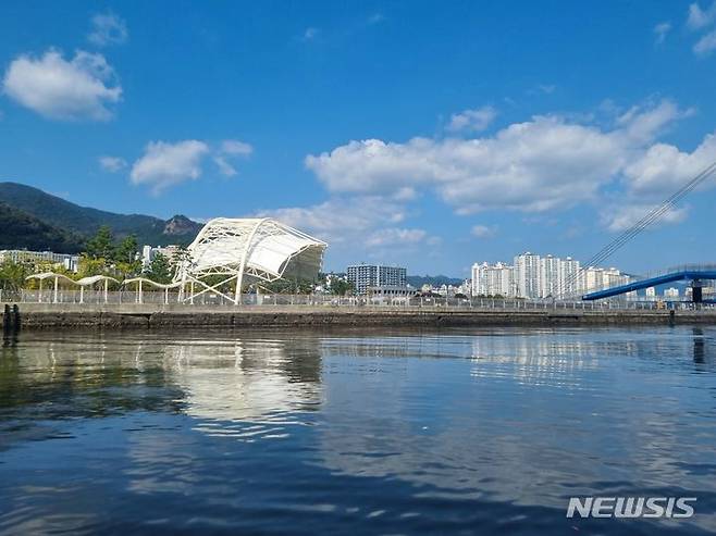 [창원=뉴시스] 강경국 기자 = 경남 창원시 마산항 해양신도시 인근 해상에서 발생한 정어리 폐사체 수거 작업이 15일 오후 완료돼 다시 깨끗해진 바다를 보이고 있다. (사진=창원시청 제공). 2023.10.15. photo@newsis.com *재판매 및 DB 금지