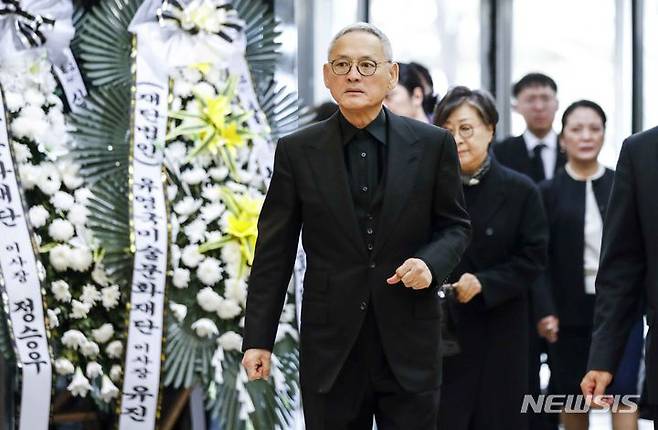 [서울=뉴시스] 정병혁 기자 = 유인촌 문화체육관광부 장관이 15일 서울 종로구 서울대학교병원 장례식장에 마련된 고 박서보 화백 빈소에 조문하고 있다. 2023.10.15. jhope@newsis.com