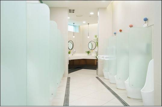 영동고속도로 안산(인천 방향) 휴게소 화장실 내부