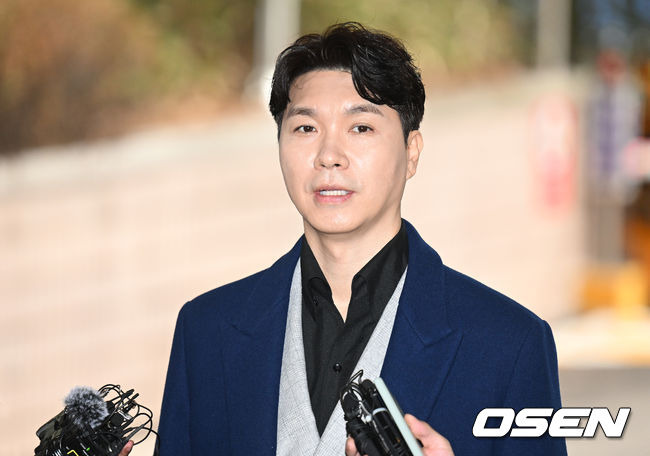 [OSEN=김성락 기자] 15일 오후 개그맨 박수홍이 친형 부부의 횡령 혐의 재판 증인으로 서울 마포구 서울 서부지방법원으로 출석했다. 개그맨 박수홍이 법원으로 들어서고 있다. 2023.03.15 /ksl0919@osen.co.kr