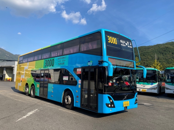 16일 오전 첫차부터 2대 층차하는 하남 미사~성남 판교를 연결하는 3000번  광역버스.