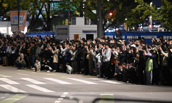 15일 서울 광화문 앞에서 열린 광화문 월대 및 현판 복원 기념식에서 시민들이 사진을 찍고 있다. 2023.10.15 홍윤기 기자