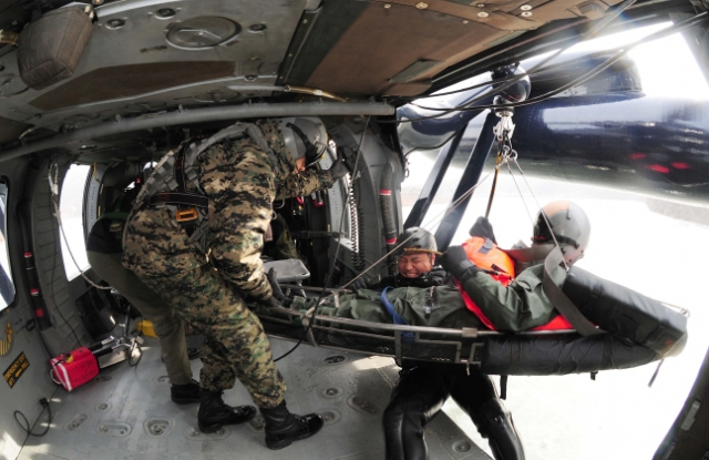 공군 제6탐색구조비행전대 소속 항공구조사 요원들이 임무 수행 중 비상 탈출해 적지에 고립된 조종사를 구조해 탈출시키는 훈련을 하고 있다. 사진 제공=공군