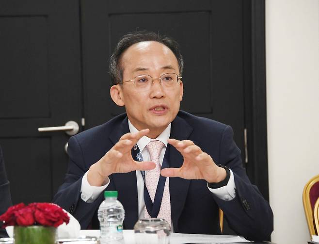 추경호 경제부총리 겸 기획재정부 장관이 지난 13일(현지 시각) 모로코 마라케시 국제통화기금(IMF)·세계은행(WB) 연차총회장에서 열린 기자간담회에서 질문에 답변하고 있다. ⓒ연합뉴스