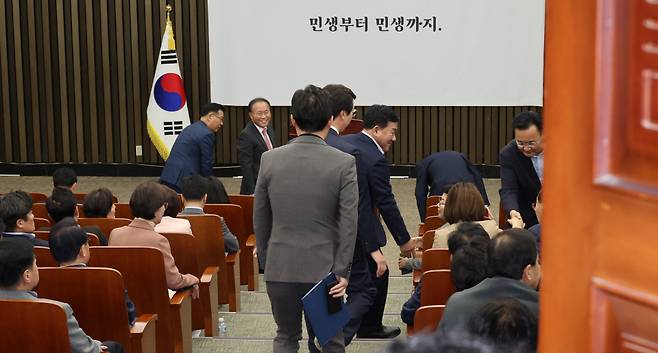 윤재옥 국민의힘 원내대표가 10월15일 국회에서 열린 의원총회에서 의원들과 인사하고 있다. ⓒ 연합뉴스