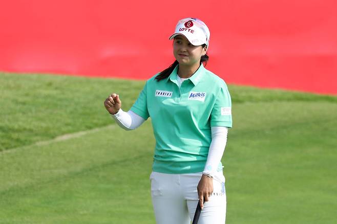 최혜진이 15일 중국 상하이 치중가든GC에서 열린 미국여자프로골프(LPGA) 투어 뷰익 LPGA 상하이 최종라운드 18번홀에서 버디를 낚고 기뻐하며 대회를 마치고 있다.  ｜게티이미지