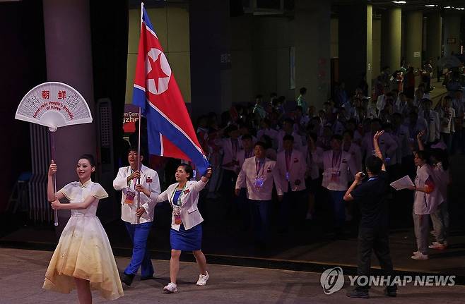 북한 선수단 기수 방철미, 박명원 (항저우=연합뉴스) 류영석 기자 = 23일 오후 중국 항저우 올림픽 스포츠센터 스타디움에서 열린 2022 항저우 아시안게임 개회식에서 북한 선수단이 입장하고 있다. 기수는 방철미(복싱)와 박명원(사격). 2023.9.23 ondol@yna.co.kr