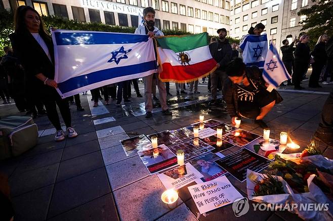 이스라엘·이란 국기 든 이스라엘 지지 시위대 (스톡홀름 AFP=연합뉴스)