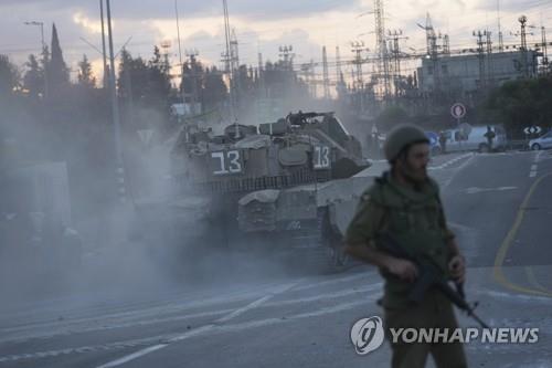 가자지구 인접 도로서 기동하는 이스라엘군 탱크  (이스라엘-가자지구 국경 AP=연합뉴스) 11일(현지시간) 가자지구와 인접한 이스라엘 국경에서 이스라엘군 탱크가 움직이고 있다. 팔레스타인 무장 정파 하마스의 기습 공격으로 전쟁이 촉발된 후 수천 명이 숨진 가운데 가자지구를 겨냥한 이스라엘의 지상전이 임박했다는 관측이 나왔다. 2023.10.12