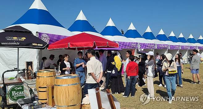 커피향 가득한 강릉의 가을 (강릉=연합뉴스) 유형재 기자 = 청명한 가을 날씨를 보인 15일 '제15회 강릉커피축제'가 열리고 있는 경포호수 잔디광장에서 많은 관람객이 커피향 나는 가을을 만끽하고 있다. 2023.10.15 yoo21@yna.co.kr