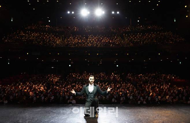 뮤지컬 ‘오페라의 유령’ 한국 공연 통산 1500회 돌파 기념 배우 김주택과 관객이 함께 한 세리머니 포토. (사진=에스앤코)