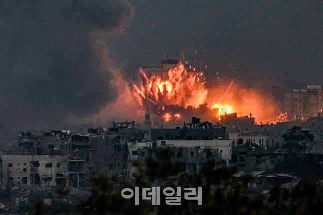 14일(현지시간) 이스라엘군의 공습을 받은 가자지구 북부에서 화염이 치솟고 있다. 사진=AFP