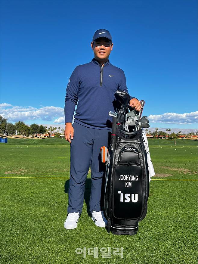 이수그룹 후원프로 김주형이 포즈를 취하고 있다. (사진=이수그룹 제공)