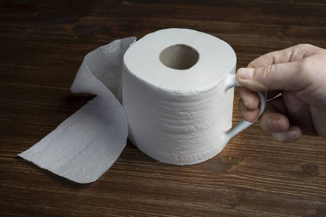 커피는 누군가에겐 잠을 깨우고 하루를 시작할 때임을 알리는 역할도 하지만, 또 다른 누군가에겐 장을 비우는 데 도움을 주기도 한다. 커피 마시면 바로 배변신호가 오는 사람들, 왜 그러는 것일까? [사진=게티이미지뱅크]