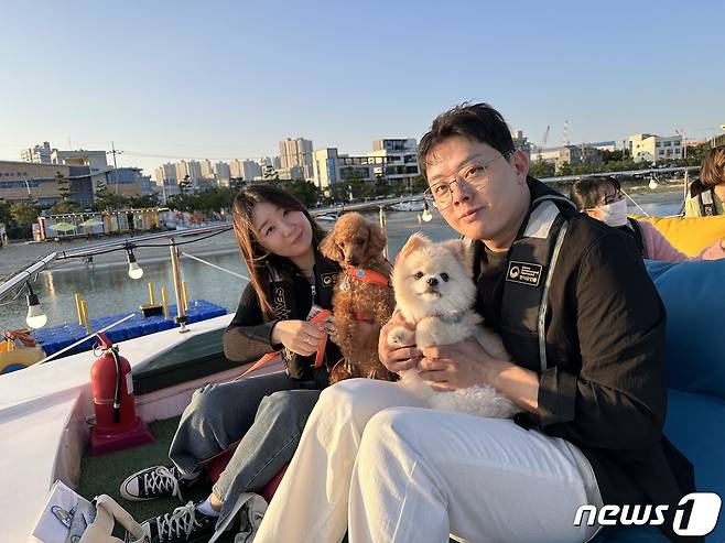 울산시와 울산문화관광재단은 ‘댕댕이랑 요트탈고래’를 이달 14일부터 운영을 시작했다고 16일 밝혔다.(울산광역시제공)