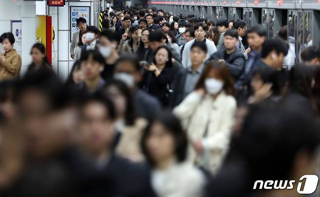 서울 시내 한 지하철역에서 직장인들이 출근을 하고 있다. (뉴스1 DB, 기사와 관련 없음) ⓒ News1 이동해 기자