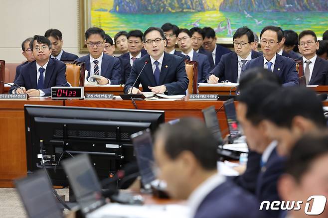 한기정 공정거래위원회 위원장이 16일 서울 여의도 국회에서 열린 정무위원회의 공정거래위원회 등에 대한 국정감사에서 의원 질의에 답하고 있다. 2023.10.16/뉴스1 ⓒ News1 황기선 기자