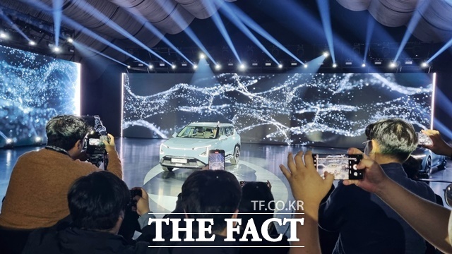 기아는 12일 '2023 기아 EV 데이'에서 글로벌 준중형 전동화 SUV 'EV5'를 국내에 처음으로 공개했다. /허주열 기자