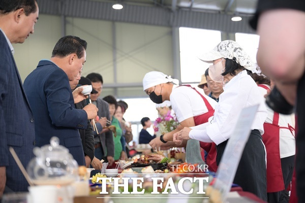 백성현 논산시장이 '제22회 연산대추문화축제' 시식코너에서 대추를 원재료로 한 음식과 대추 차 등을 시식하고 있다./논산시