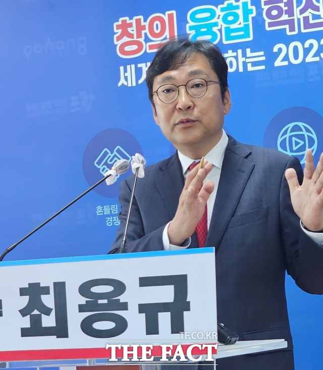 최용규 변호사가 지난 11일 총선 출마 기자회견을 하고 있다. / 포항 = 박성원 기자