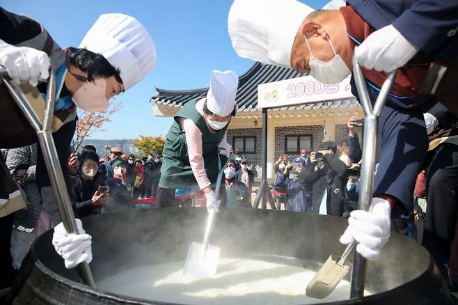 이천쌀문화축제의 대표 프로그램인 '2000명 2000원 가마솥밥'. 방문객은 초대형 가마솥에 찐 쌀밥으로 만든 비빔밥을 2000원에 먹을 수 있다. [사진제공=이천시]