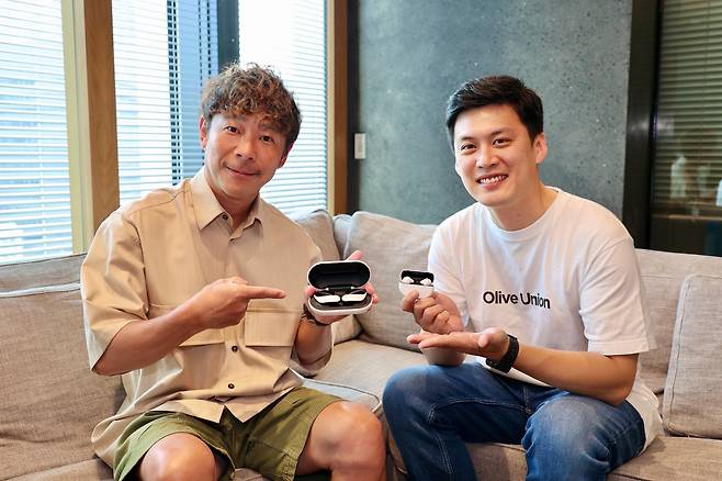 일본 억만장자 마에자와 창업가와 송명근 올리브유니온 창업가. /올리브유니온 제공